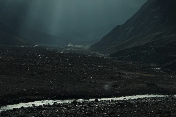 A small river runs in a valley.